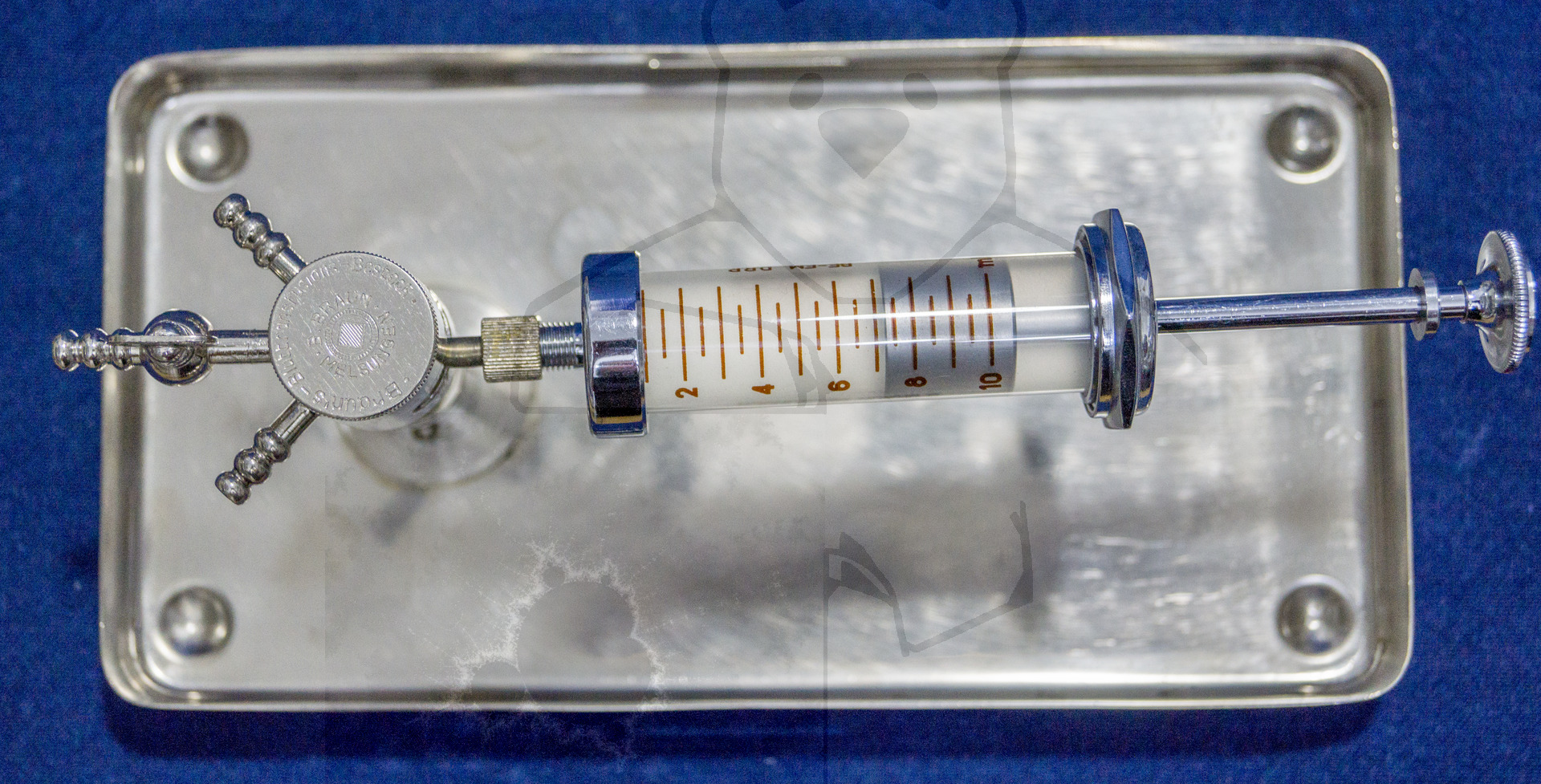Set zur direkten Bluttransfusion, ca. 1940, Aufgesetzte Transferspritze mit Drei-Wege-Verteiler, Mittelposition, zum füllen des Systems mit citriertem NaCl